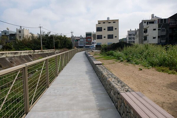 新竹市海山港路人行環境改善工程,21日完工啟用。圖/新竹市府提供