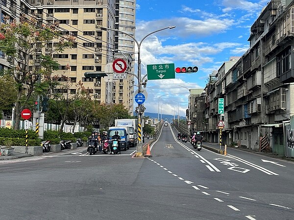 重陽橋增設引道工程將於2月23日夜間，封閉往台北方向自強路匝道汽車道(機車道維持通行)，汽車請改走集賢路匝道上重陽橋，此圖為自強路匝道。圖／新北市交通局提供