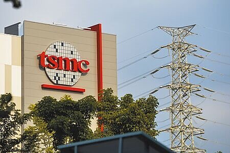 被外媒喻為吃電怪獸的護國神山台積電南科園區廠房。(本報資料照片)