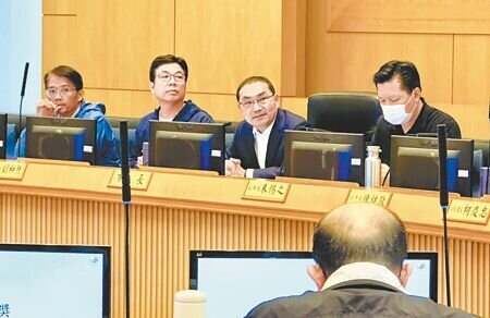 新北市長侯友宜(左三)21日於市政會議聽取財政局專題報告,新北市預估可達成連續3年有賸餘的目標。(呂健豪攝)