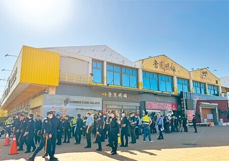 
高雄香蕉碼頭海景宴會館因長期積欠港務公司租金並現行非法使用歷史建物香蕉棚倉庫，港務公司依法向法院提請強制執行程序，法院於21日上午9點半執行查封。（洪靖宜攝）
