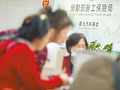 勞保黑洞　去年逆差達446億元