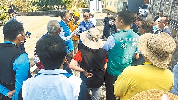 中油公司位於苗栗縣通霄鎮坪頂里的鐵砧山礦場儲氣窖，20日發生管線破裂發出巨大聲響，讓地方一度以為氣爆。縣府等單位21日到場勘查，中油解釋原因，強調沒有危險也無工安問題，但地方居民仍不領情。圖／民眾提供