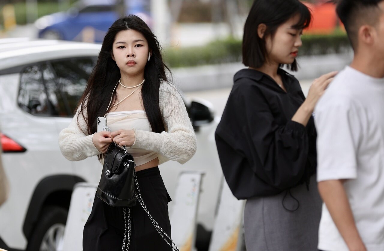 中央氣象署指出,明起變天鋒面通過,加上東北季風增強,北部、東半部轉雨轉涼,明顯降溫,北台灣白天高溫從逾30度驟降至22度,低溫約15度。示意圖。記者陳正興/攝影