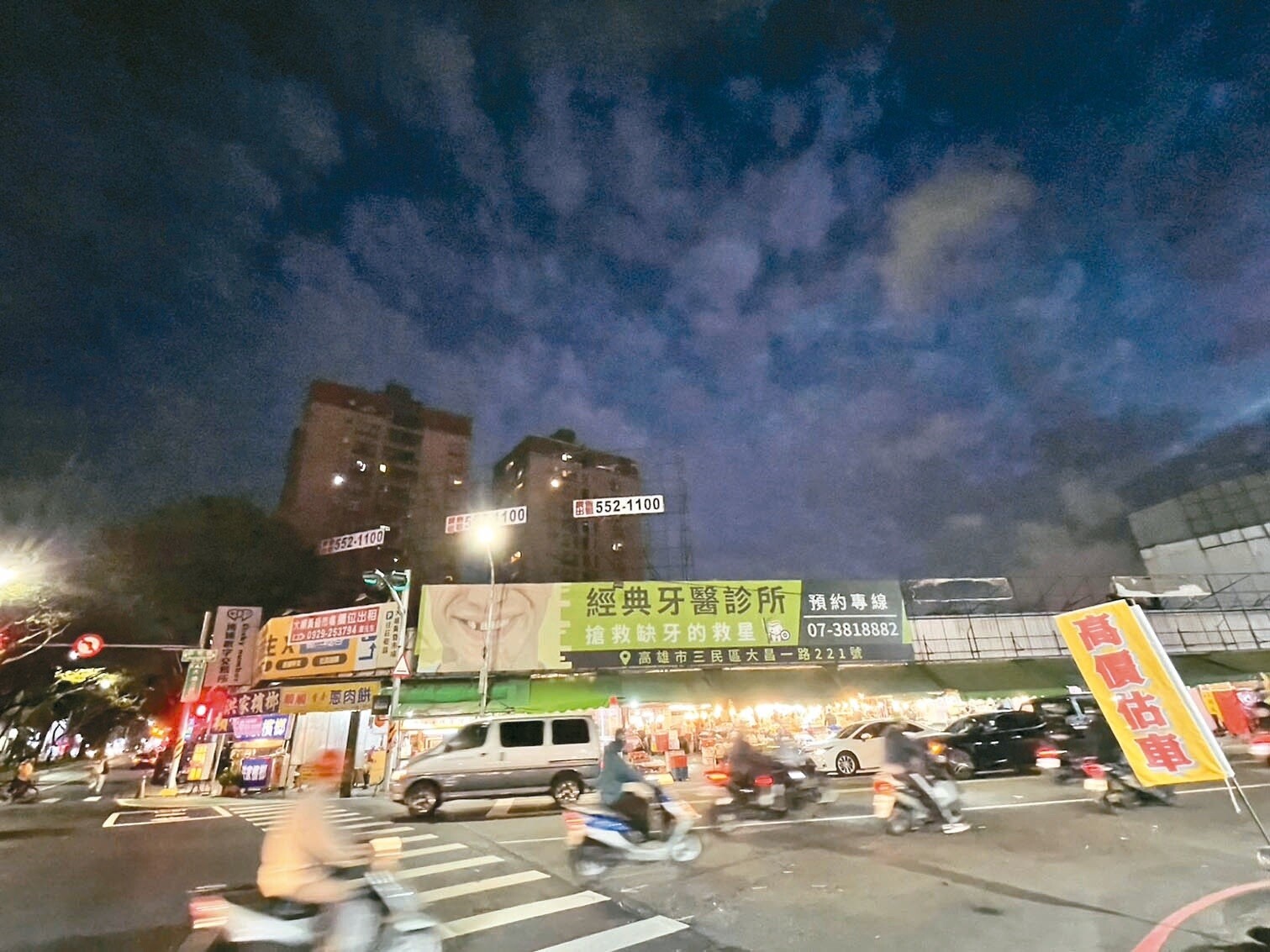 高雄市大順黃昏市場緊鄰輕軌，未來前景看好，地主收回用地轉售建商，市場預計下月吹熄燈號。記者蔡世偉／攝影 