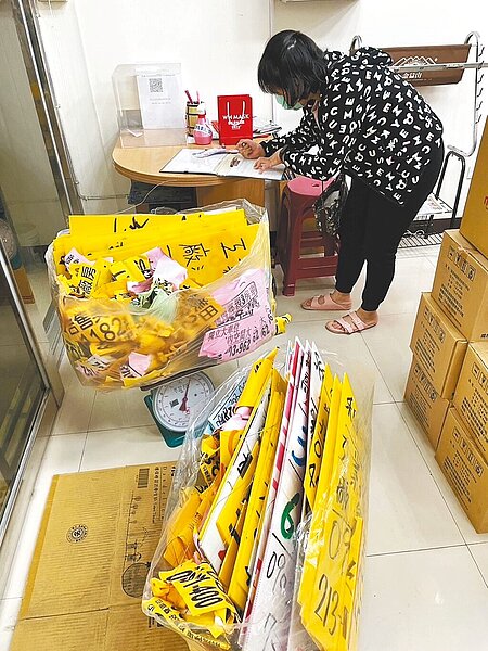 桃園民眾只要撕滿2公斤的小廣告，約200張A4廣告紙，即可兌換50元等值商品與抽獎券1張。（桃園市環保局提供／陳夢茹桃園傳真）