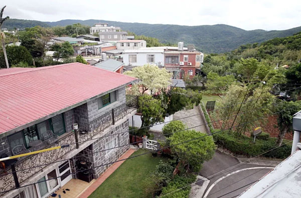 陽明山保護區變更住宅區開發案闖關，住6-6案須重做環評，住6-4和6-5案也在悄悄進行。圖為預定開發的範圍內住家。聯合報資料照片