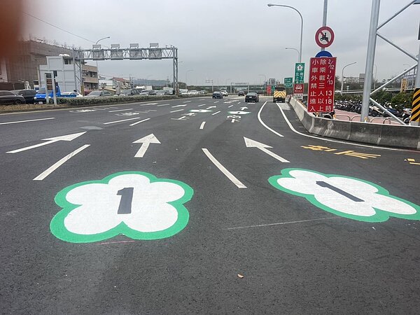 國道一號頭份交流道周邊五岔路口的交通壅塞問題,縣府完成改善工程。圖/苗栗縣政府提供