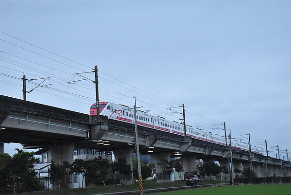 根據鐵道局規畫，高架化範圍從四城站南端至冬山排水橋，全長15.845公里，將把宜蘭、二結、中里、羅東等4車站改建為高架。聯合報系資料照

