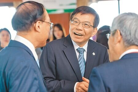 對於大陸旅遊禁團令,交通部長王國材(中)22日出席2024觀光節慶祝大會頒獎典禮時表示,在等一個善意,才能柳暗花明。(郭吉銓攝)