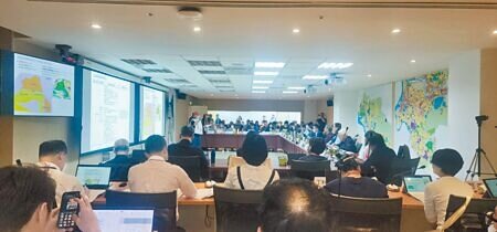 台北市政府22日舉辦國土計畫審議會第3次會議,由台北市副市長李四川擔任召集人,針對洲美平原、關渡平原及大度路以南公園用地的國土分區畫分展開審議。(黃敬文攝)
