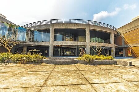 新竹縣關西迎風館4度成為蚊子館,關西鎮公所將拆除改建為綜合行政大樓。(羅浚濱攝)