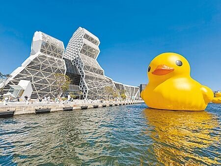 
高雄承億酒店購入46呎遊艇，可近距離欣賞黃色小鴨。圖∕陳建宇
