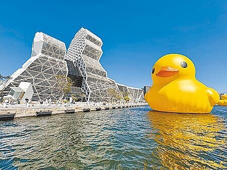 高雄承億酒店購入46呎遊艇,可近距離欣賞黃色小鴨。圖∕陳建宇