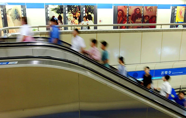 台北捷運善導寺站2020年維修站內2號電扶梯時,何姓女子走上隔壁一併停止運作的電扶梯,結果絆倒致右肱骨撕裂性骨折。何女向北捷、奧的斯電梯公司等求償103萬餘元,台灣高等法院駁回她上訴確定。示意圖/聯合報系資料照
