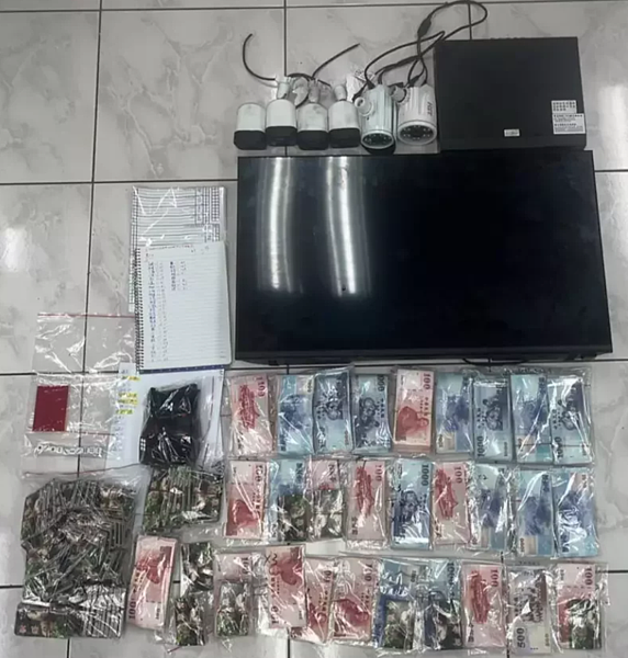 警方查扣抽頭金2萬4900元、賭資現金31萬7100元、籌碼94萬7000元、天九牌、骰子、監視器設備等證物。記者李隆揆/翻攝