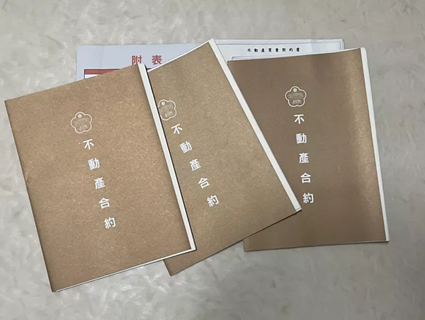 老翁辯稱失智才會一屋二賣,法官不採信他的說法,判決仍要履行契約,圖為不動產買賣合約書與本案無關。圖/聯合報資料照片