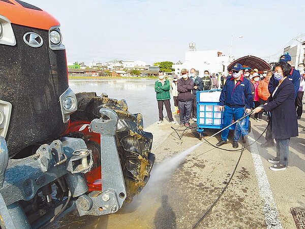 彰化縣長王惠美(右一)提醒農友及農機代耕業者於田間作業後,應做好農機及道路清潔工作。(彰化縣政府提供/孫英哲彰化傳真)