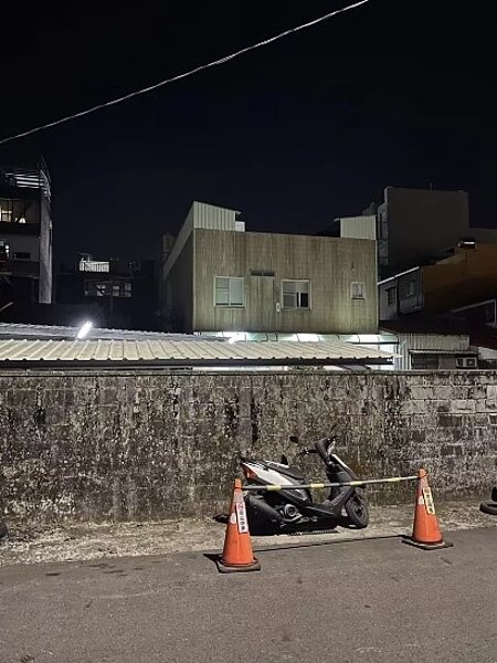 警方表示,機車停路邊並沒有違規,但放置物屬於道路障礙。圖/翻攝臉書嘉義綠豆大小事