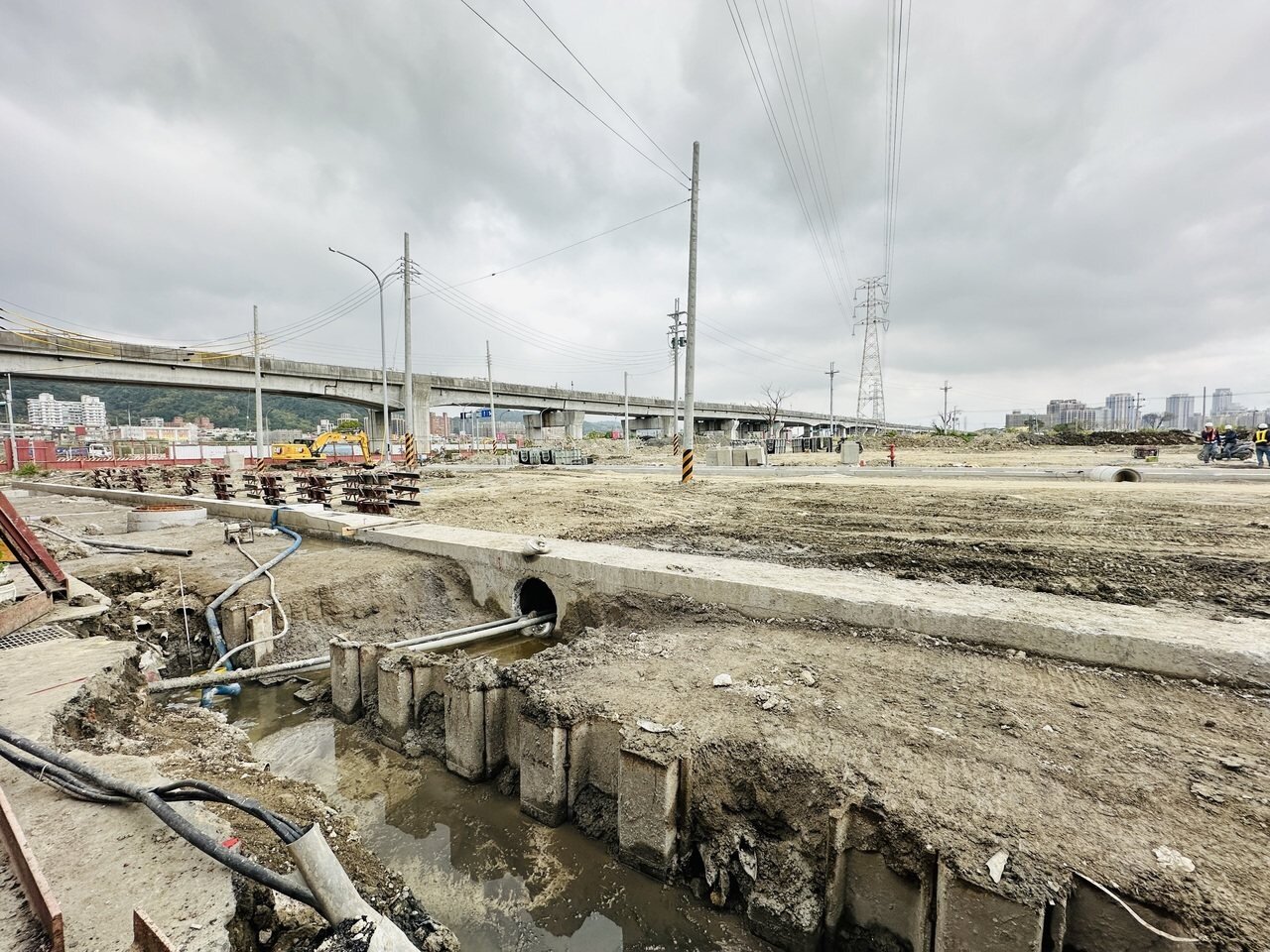 接通新北大道及中環路,30米寬的領航路正在施工。記者劉懿萱/攝影