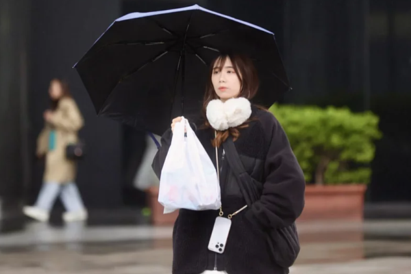 北部及東部為陰有短暫雨,北台灣全天偏涼冷,南台灣則早晚有些寒意。聯合報資料照片