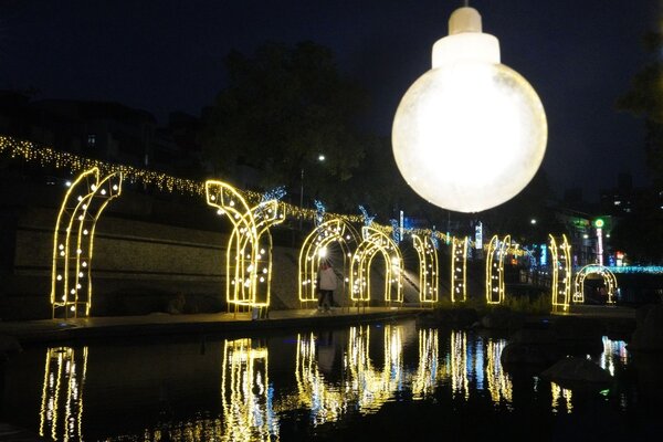 透過「幸福新北+戀戀中港」的主題燈飾，把中港大排布置成最美的一幅畫。圖／新北市水利局提供