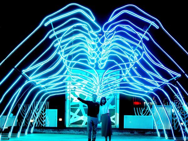 中港大排光雕展今年矚目焦點為5米高的愛心造型光廊象徵「守護愛情」。圖／新北市水利局提供