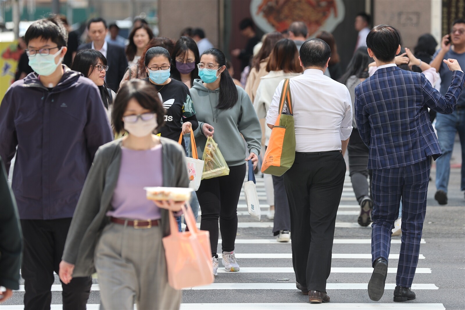 網友轉行改做上班族，擔心自己薪水過低。聯合報系資料照 