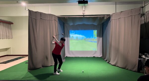 新竹縣新豐國中「高爾夫球教室」22日正式啟用，擁有全縣第一間配備高爾夫球模擬器。圖／新竹縣政府提供