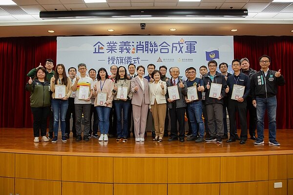 市長高虹安頒發感謝狀大合照。圖/消防局提供