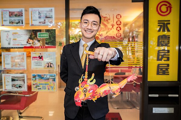 元宵節即將到來,永慶房屋推出龍躍祥雲招財提燈,祝福大家好運、財運龍總來。圖/永慶房產集團提供