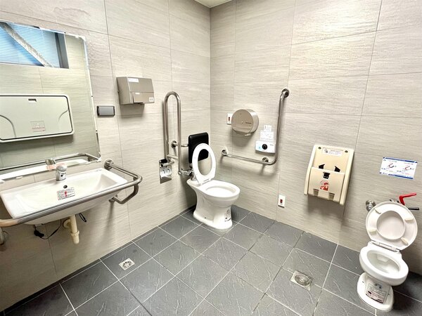 廁所內部。圖／截自新北市捷運局臉書粉專