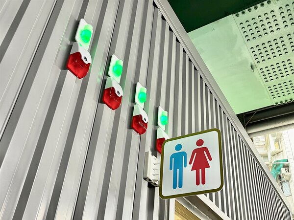 廁所外有燈號提醒裡面是否有人使用。圖／截自新北市捷運局臉書粉專