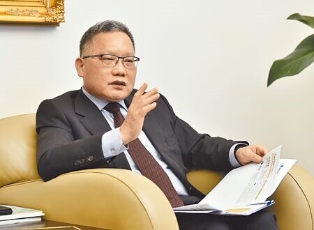 金融研訓院董事長蘇建榮23日表示，面對淨零轉型，國家財政有2大風險。（本報資料照片）