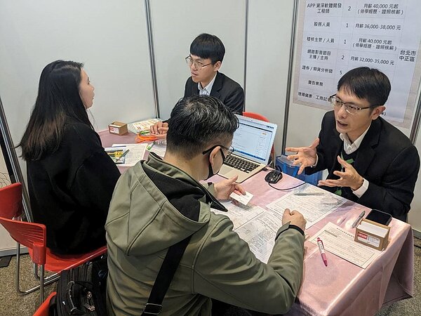 新北就服處23日在舉辦新春就業博覽會,邀請53家廠商共釋出2321個職缺,吸引大批求職民眾湧入。圖/新北市政府提供