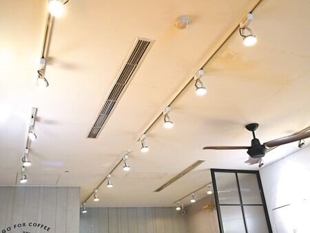 台北市產發局表示,為協助北市工商服務業對抗高漲電價、減少每月用電度數,北市府今年持續編列4700萬元補助服務業汰換老舊耗能設備,每案最高可補助300萬元,圖為示意圖。(黃敬文攝)