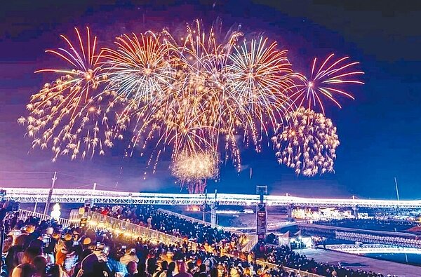 2024南投燈會與知名IP「LAIMO馬來貘」合作的無人機群飛秀,廠商因補正作業不及,取消24、25日表演,縣府今晚決加碼演出煙火秀。圖/南投縣政府提供