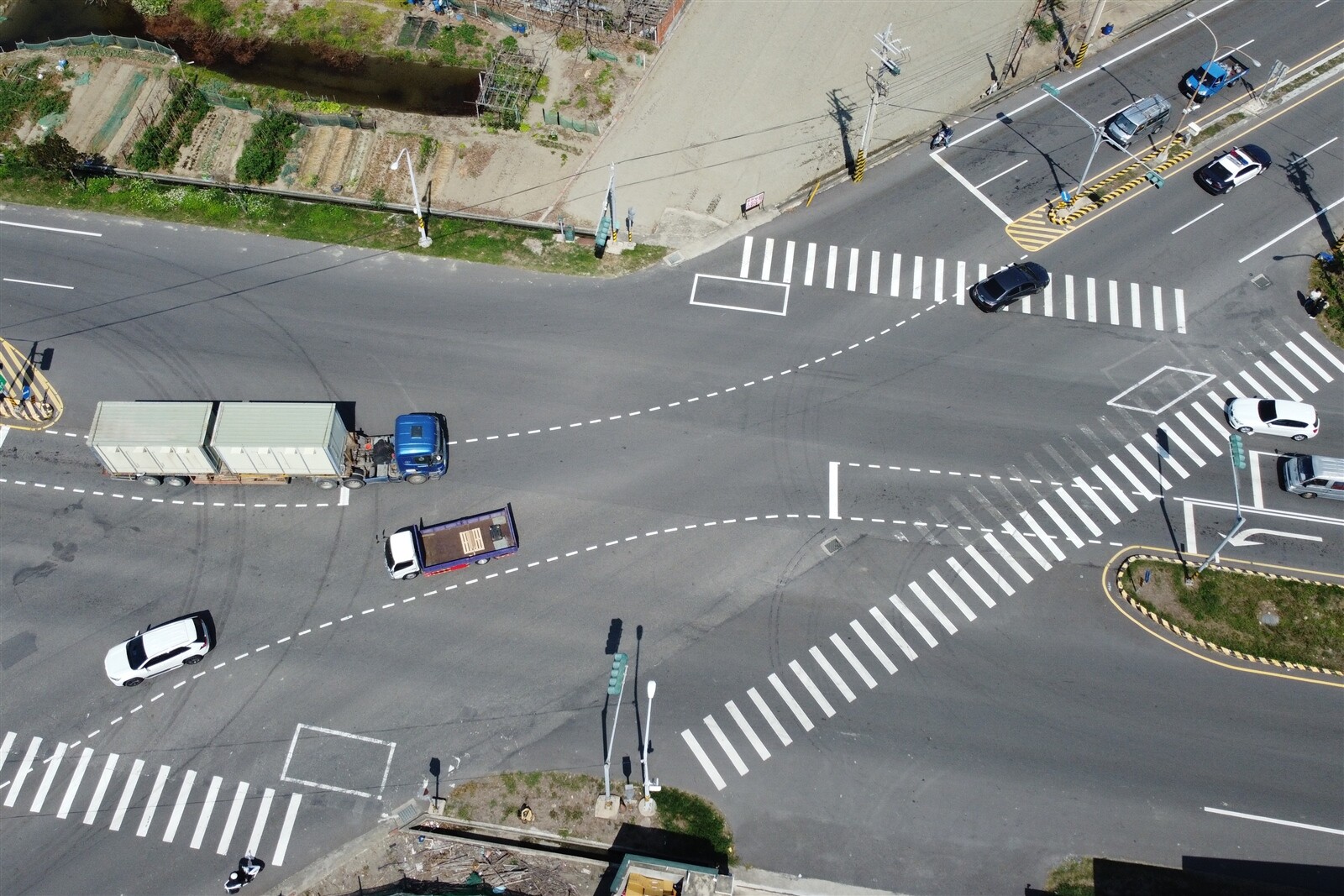彰化縣伸港鄉昨晚發生行人地獄事件，3名國小的姊弟走在斑馬線上，遭轎車撞飛，造成2重傷1輕傷。民眾直指路口設計有問題。記者黃仲裕／攝影 