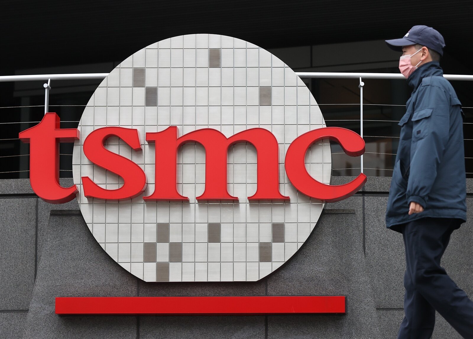 台積電（2330）開盤股價701元，YouTuber「台南Josh」在臉書發文詢問「這次該跑嗎」，引發網友討論。本報資料照片 