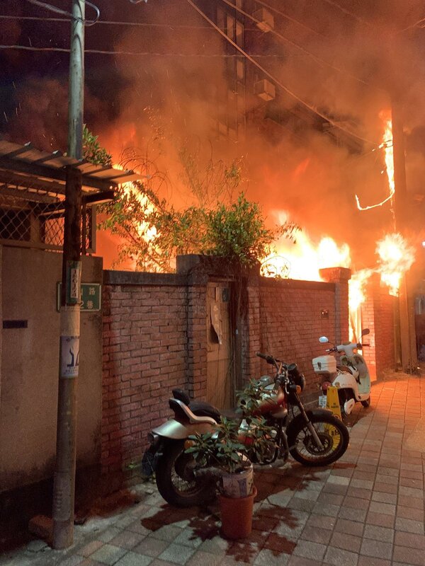 台南中西區開山路巷弄內磚造平房23日晚間傳火警，火勢一發不可收拾，消防人車抵達現場時已全面燃燒。圖／讀者提供