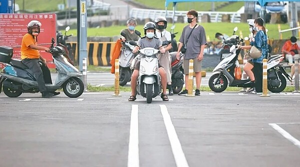 機車駕訓班的教練教導學員如何學習防禦駕駛,直行、轉彎會車注意事項。示意圖/聯合報資料照片
