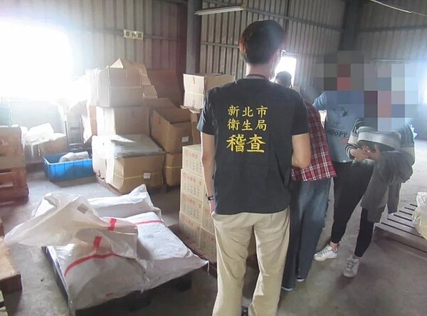 新北衛生局與雲林衛生局22日合作，追查桃園衛生局抽驗2件濟生公司生產的飛馬牌細粉紅辣椒檢出7ppb，及飛馬牌細粉紅辣椒檢出14 ppb原料來源。圖／新北市衛生局提供
