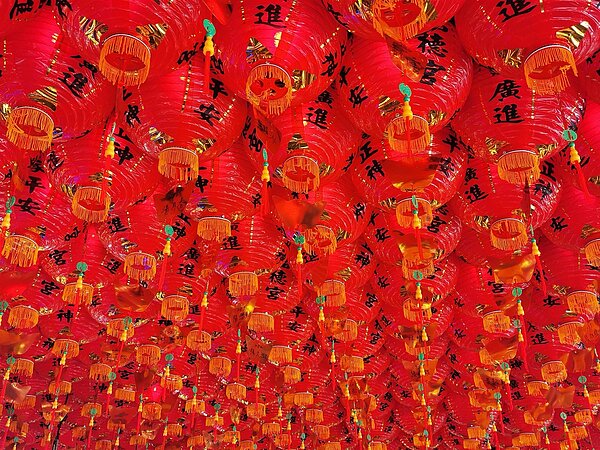 未婚男女會藉著賞花燈，結伴出遊也物色對象，也有人則藉賞花燈時和情人相會，因此元宵節又是浪漫的節日。圖／命理專家楊登嵙提供