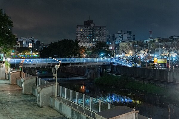 桃園市政府於老街溪沿線6座橋梁及周邊推動燈光美化改善。圖/桃園市政府提供