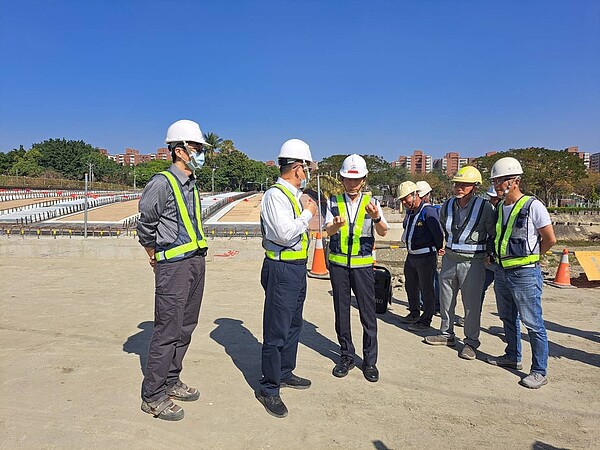 高雄市副市長林欽榮視察筧橋上梁工程。圖／高雄市政府提供