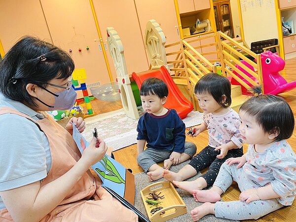 高雄市生育津貼規定父母需設籍並實際居住高雄滿1年,與桃園並列六都最長時間,且高雄市的公托幼兒園候補位無法每年重新抽籤。圖/聯合報記者宋原彰翻攝