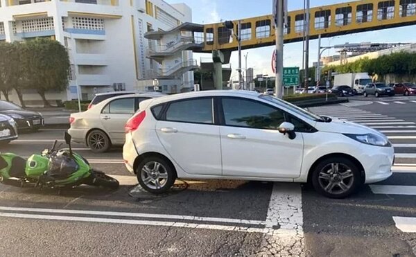 高雄市苓雅區中正一路與高速公路兩側便道路口，去年仍名列高雄市十大易肇事路口前2名。圖／記者林保光翻攝
