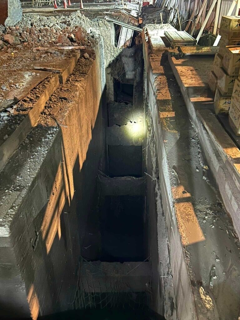 北市慶城街與興安街交叉路口，新建工地地基坍陷現場畫面，圖片莊均緯提供