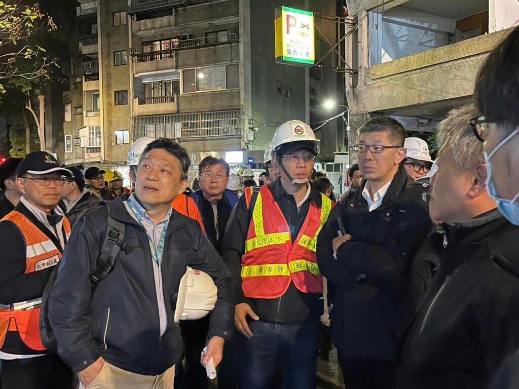 北市慶城街與興安街交叉路口，新建工地地基坍陷現場畫面，圖片莊均緯提供