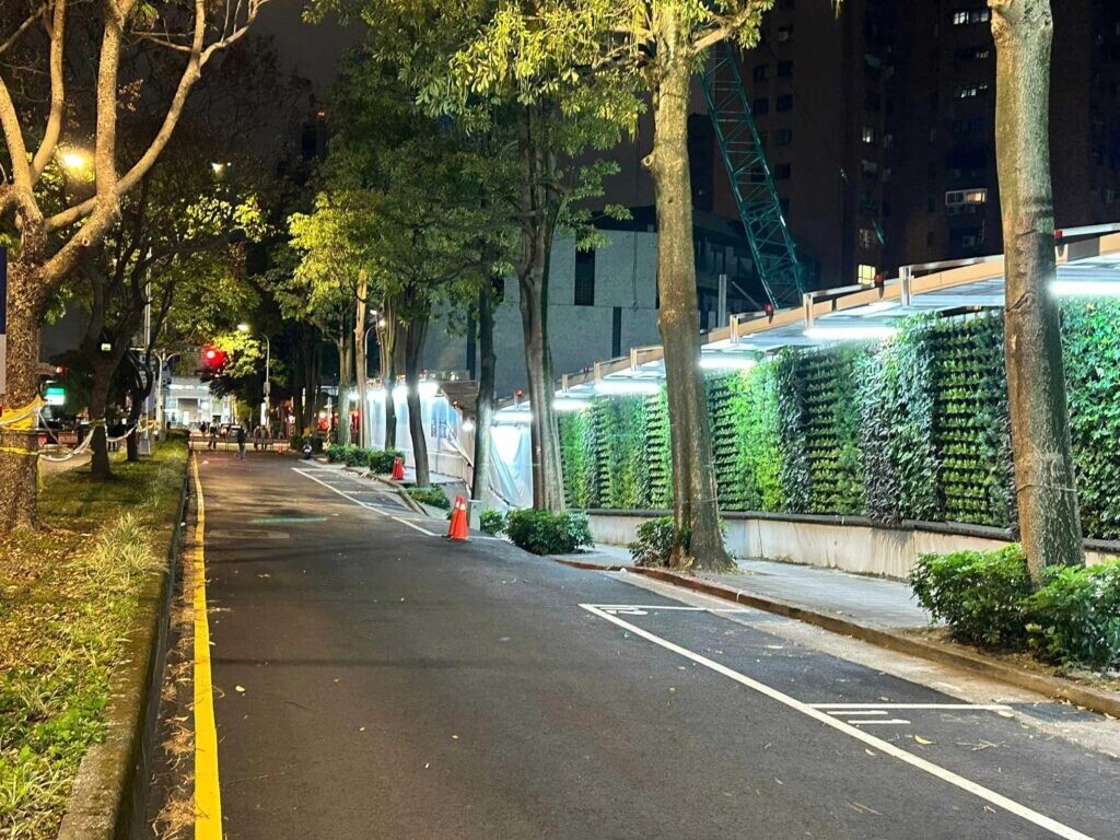北市慶城街與興安街交叉路口，新建工地地基坍陷現場畫面，圖片莊均緯提供